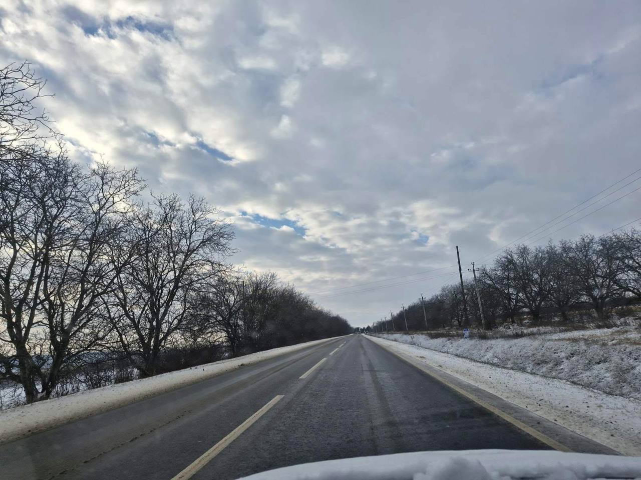 Circulație în condiții de iarnă pe drumurile naționale. S-a intervenit pe mai multe sectoare afectate de precipitații și polei