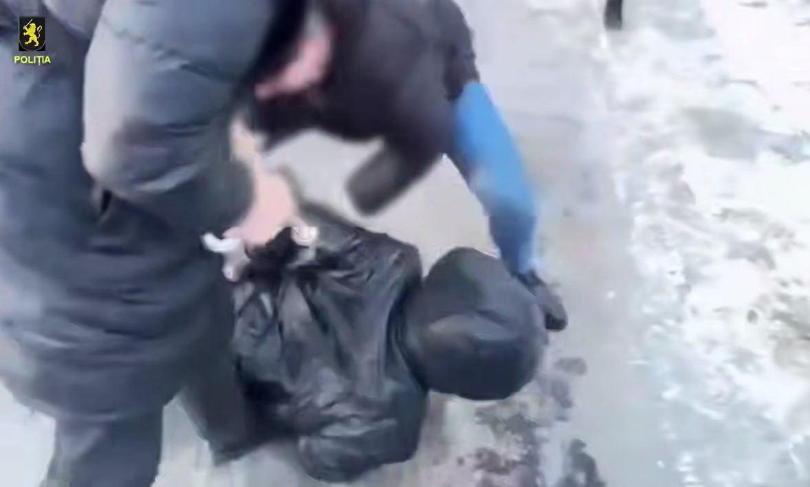 VIDEO // Reținere în flagrant. Tânăr implicat în mai multe escrocherii, încătușat de polițiștii capitalei