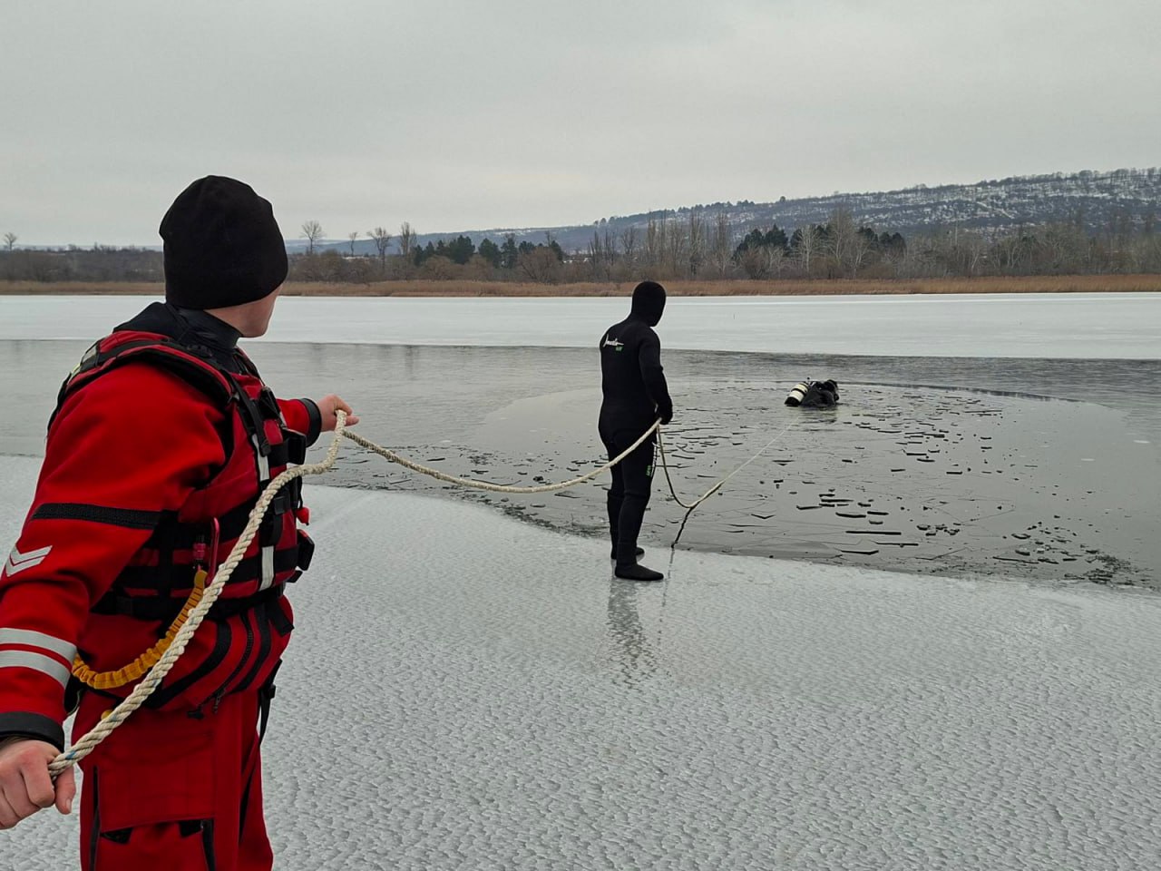 FOTO // Automobil prăbușit sub gheață, la Ghidighici