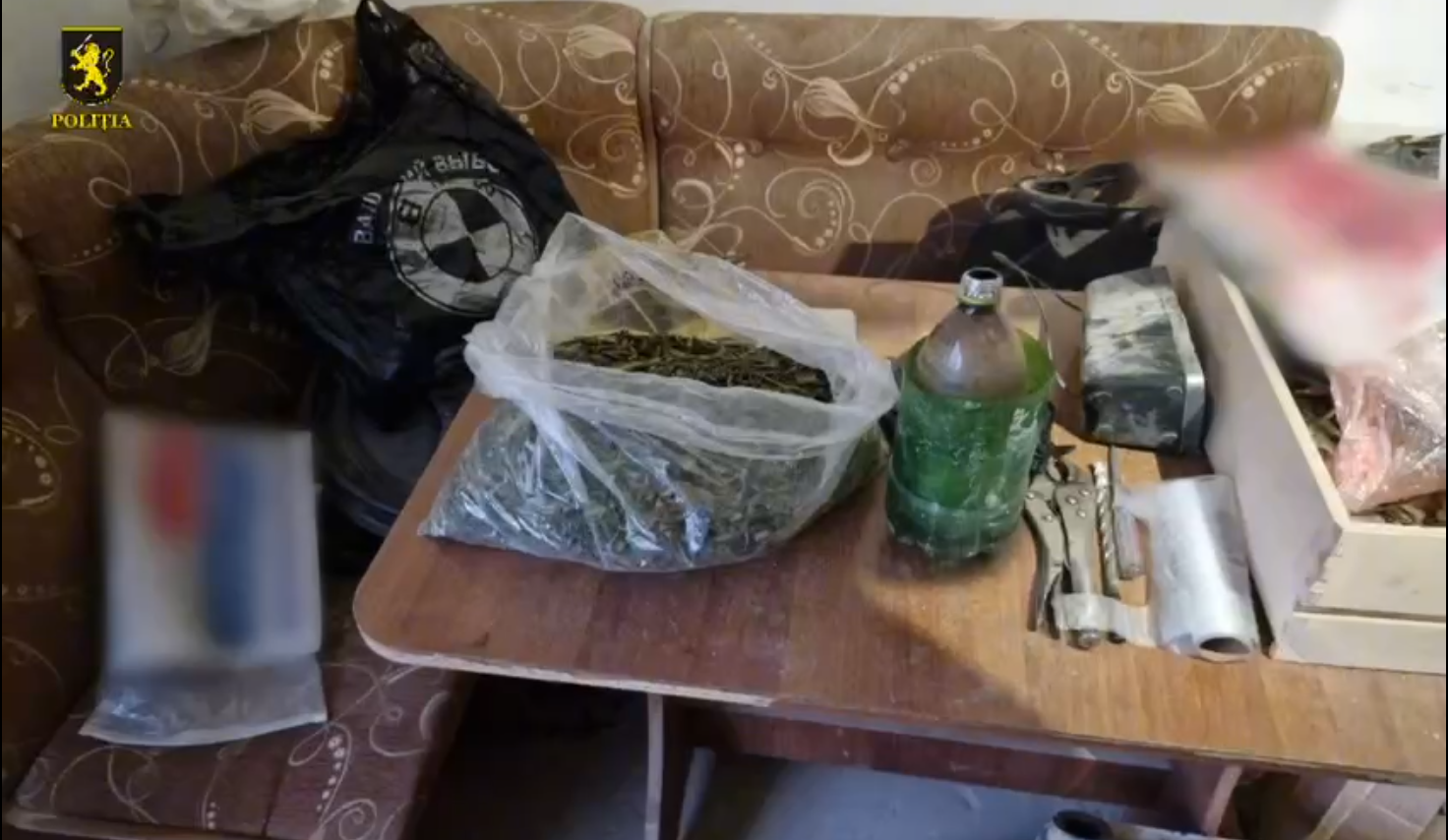 VIDEO // Peste un kilogram de marijuana, găsită la domiciliul unui individ din Briceni