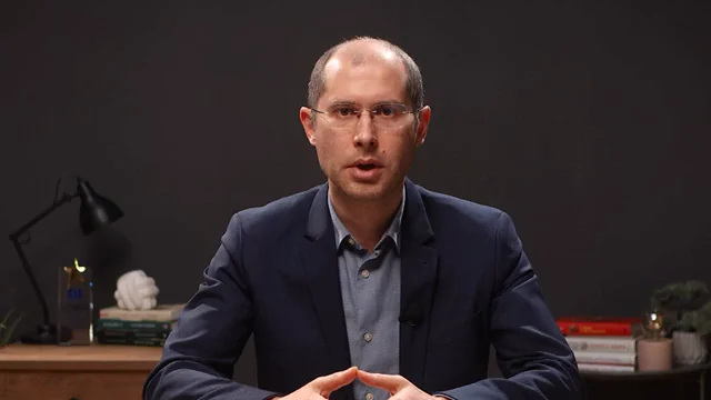 Expert:Prețul energiei electrice trebuie ajustat periodic, nu o dată pe an