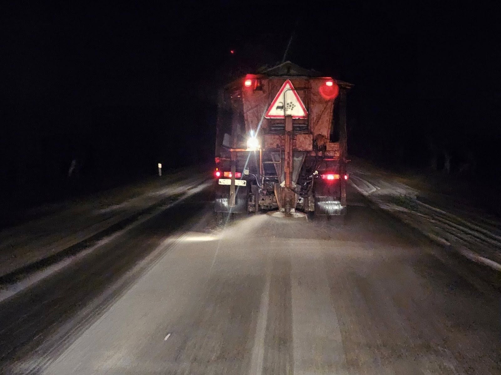 Circulație în condiții de iarnă pe traseele din țară: drumarii au intervenit pe mai multe porțiuni