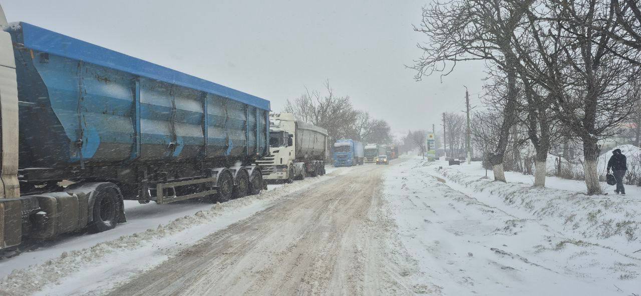 Camioanele, oprite la hotar. Interdicții pe mai multe trasee naționale din cauza vremii