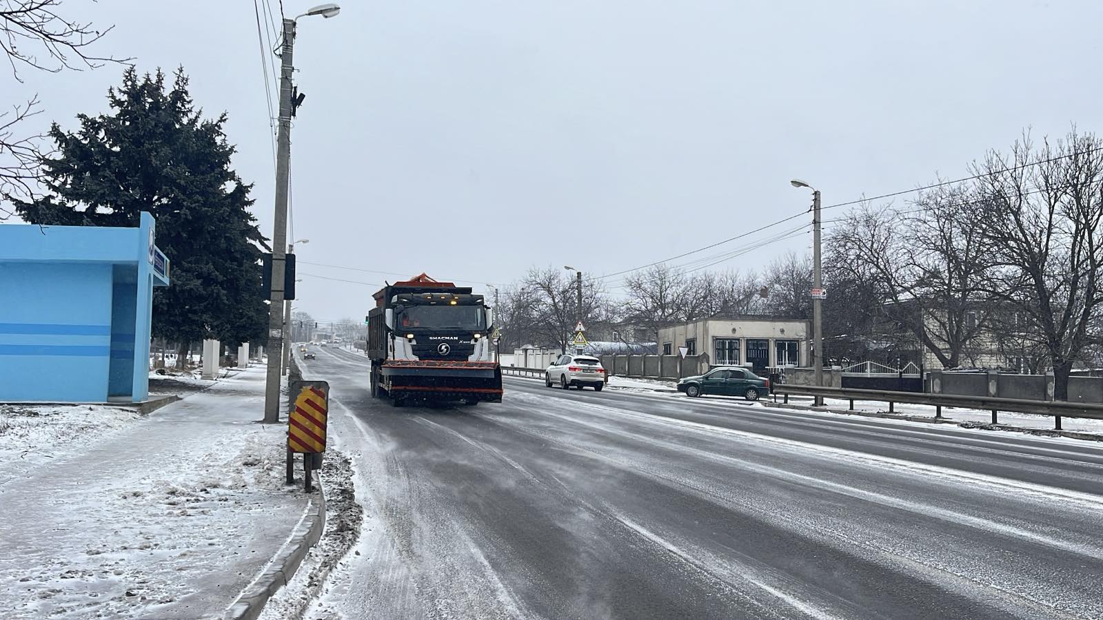 Avertizare meteo de ninsoare și vânt puternic // Drumarii intervin pe traseele naționale. Circulația rutieră, îngreunată