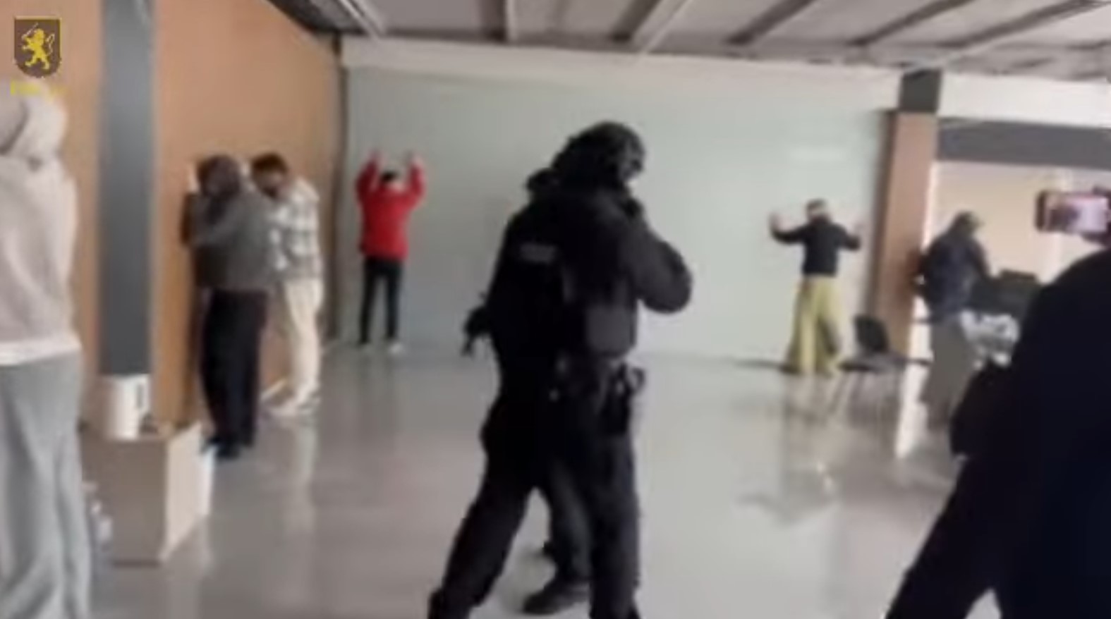 VIDEO // „Call center” de droguri, destructurat de polițiști. Opt persoane, arestate