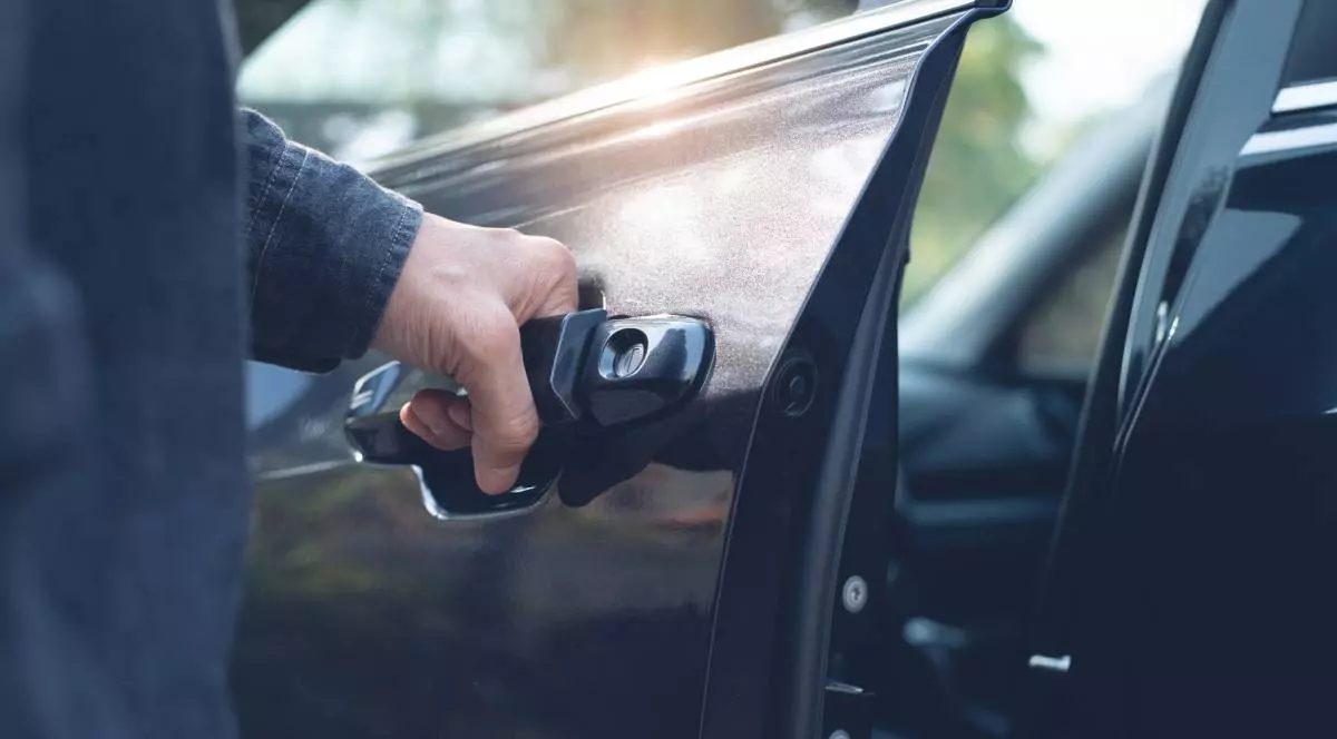 VIDEO // Cinci copii, cercetați după ce ar fi furat un automobil din Grătiești