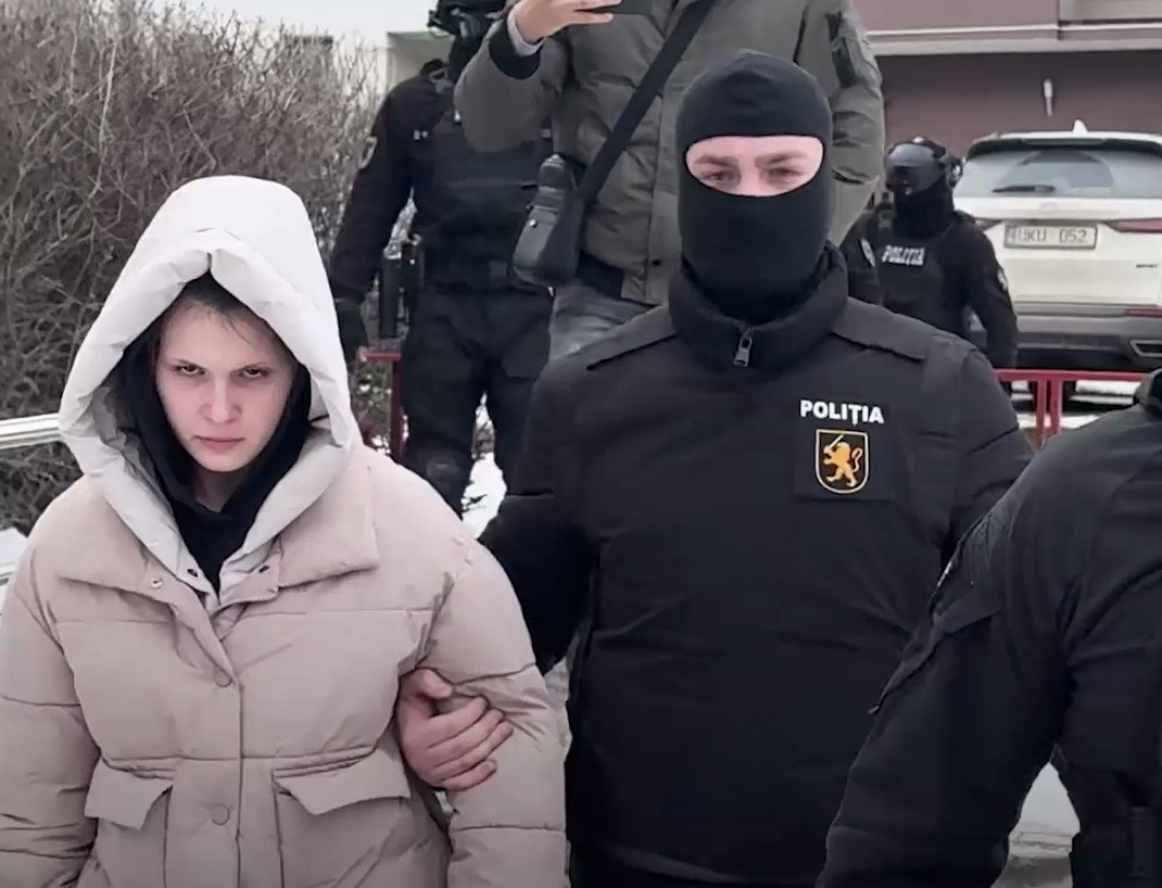 VIDEO // Primii doi moldoveni, recrutați de Rusia pentru a comite asasinate în Ucraina, aduși în fața magistraților