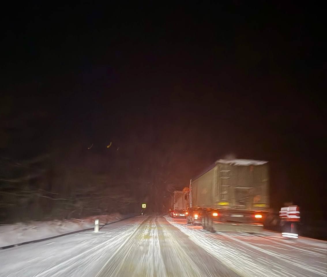 Circulație dificilă pe traseul R-34, în raionul Cahul. Mai multe camioane, oprite din cauza ninsorii
