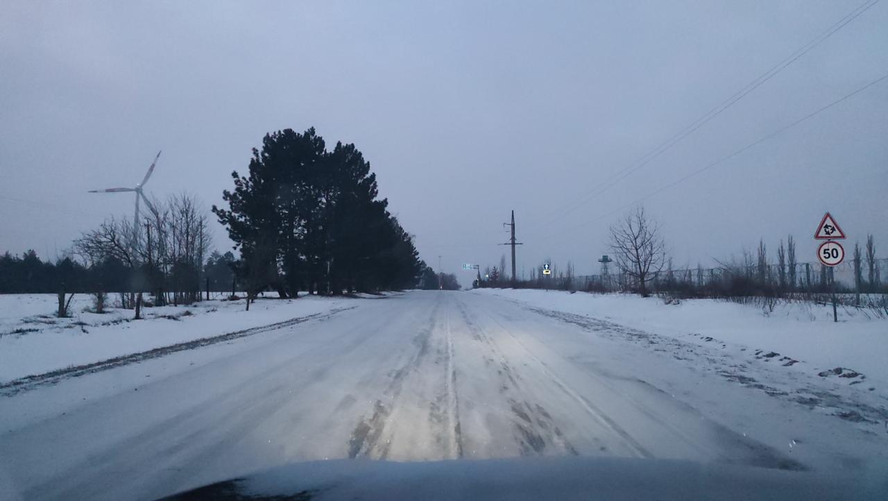 Drumarii, la datorie după ninsorile de noaptea trecută. Recomandări pentru șoferi