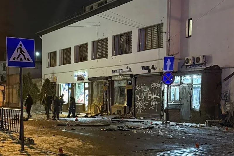 „Atac terorist” în Ucraina. O polițistă ucisă și zeci de răniți după o serie de explozii