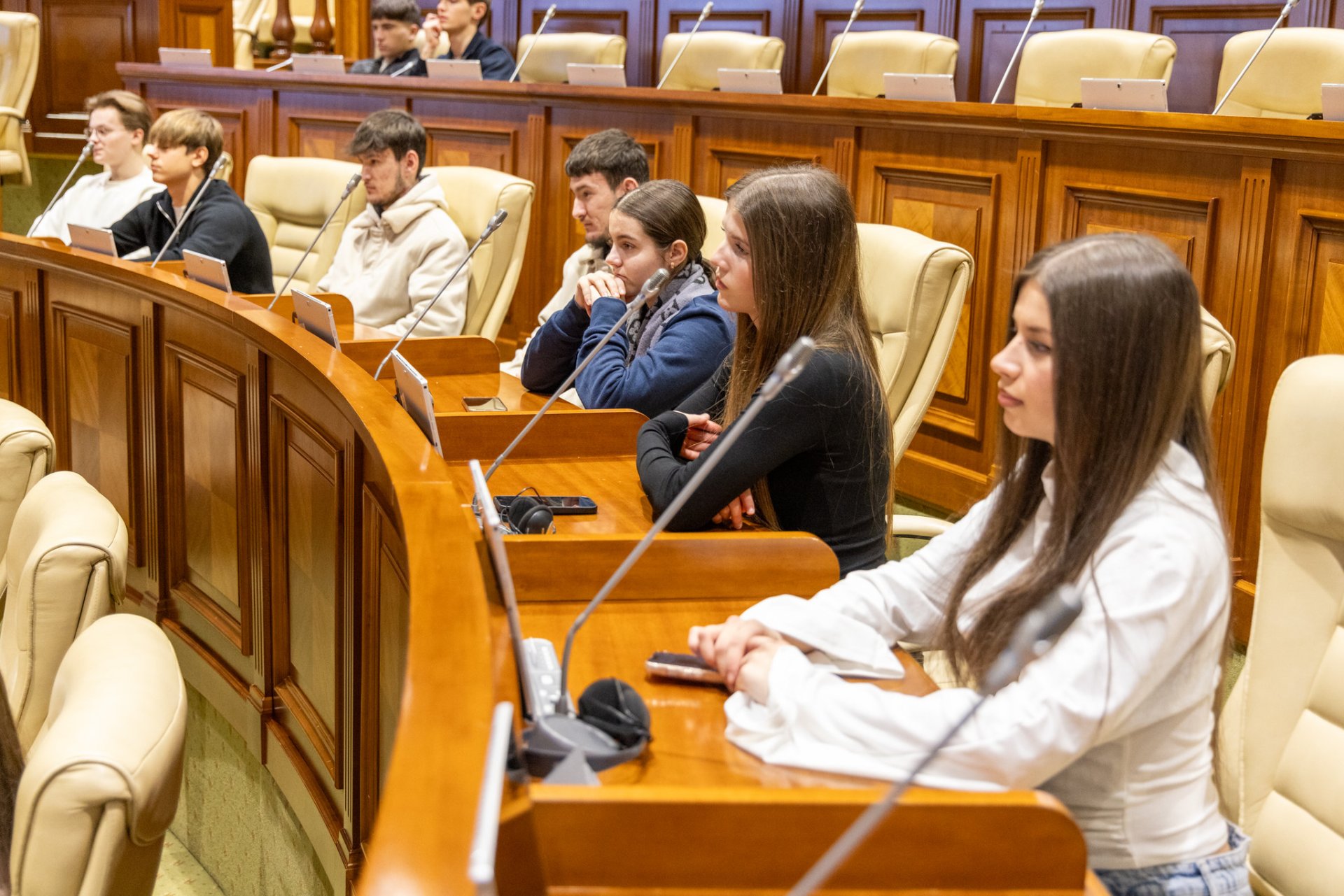 Tinerii, mai aproape de procesul legislativ. Elevi și studenți din mai multe instituții au vizitat Parlamentul și au discutat cu deputații