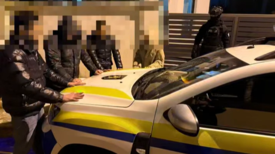 VIDEO // Polițiștii și procurorii au descins, noaptea trecută, într-o speluncă din capitală. Cinci persoane, reținute