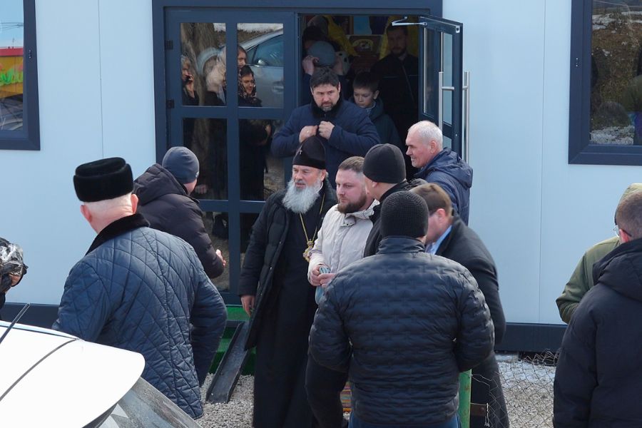 VIDEO // Rugăciuni, intimidare, cordon de protecție și interdicție ignorată. Episcopul Marchel a sfințit o nouă biserică la Răuțel