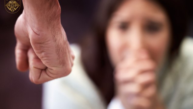 Gelozia i-a luat mințile. Un bărbat, condamnat la 3 ani de închisoare după ce și-a bătut în repetate rânduri concubina