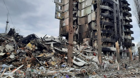 Reconstrucţia Ucrainei, estimată la peste 500 miliarde de euro în următorii zece ani, de către un raport comun al Băncii Mondiale, ONU, Uniunii Europene şi Guvernului ucrainean, de trei ori PIB-ul Ucrainei din 2025. Locuinţele, transporturile şi energia, cele mai afectate