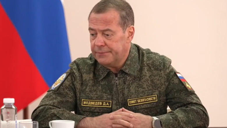 Medvedev, îmbrăcat în uniformă militară, aruncă în aer negocierile de pace: „Aspecte privind teritoriile și parametrii demilitarizării”
