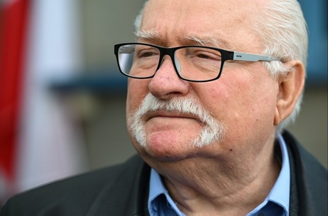 Trump este fie un ”trădător”, fie un lider ”excepţional”, apreciază Lech Walesa înaintea marcării a patru ani de la invazia rusă a Ucrainei. ”Până acum, încă nu ştiu care i se aplică”.”Aparent, azi, el pare să fie valetul Rusiei”