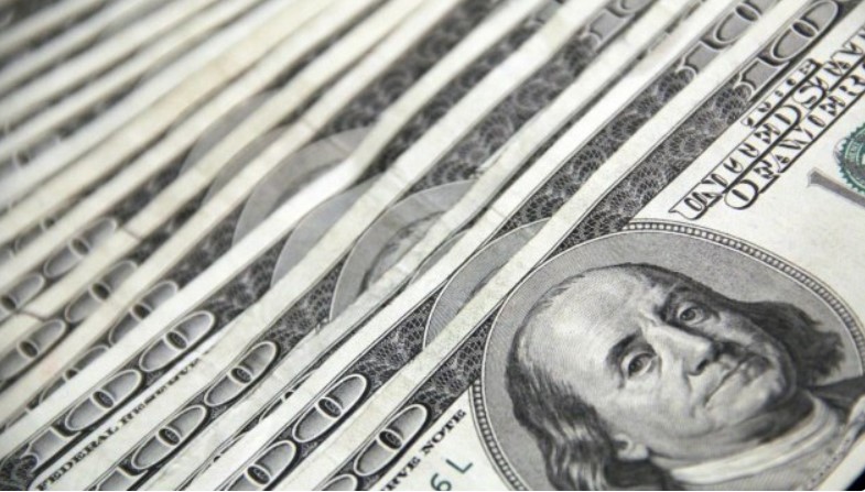 Și fără bani, și cu amendă. O tânără, condamnată după ce a încercat să scoată bani nedeclarați din R. Moldova