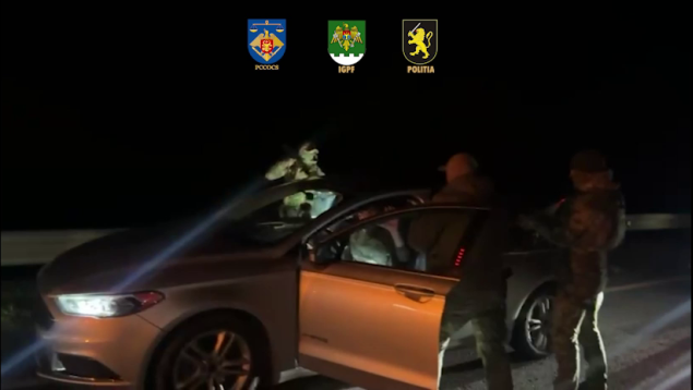 Au promis unor imigranți că-i ajută să ajungă ilegal în România, dar i-au atacat pentru a le lua banii. Patru persoane, pe banca acuzaților