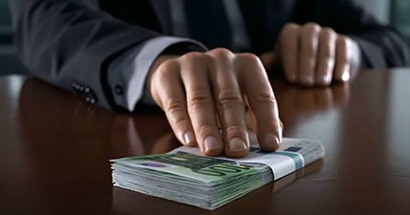 Doi foști polițiști din Ialoveni, trimiși după gratii după ce au estorcat bani de la un bărbat