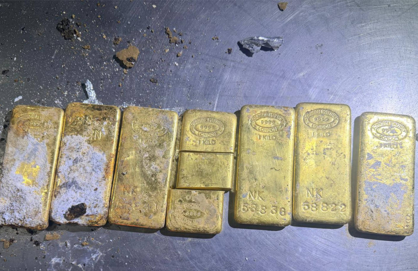 Cei doi bărbați care au încercat să aducă ilegal în R. Moldova lingouri de aur în valoare de 19 milioane de lei, trimiși în izolator