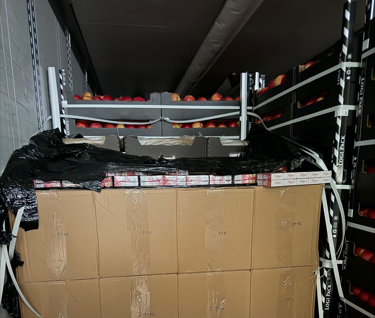 FOTO // Circa 300 de mii de pachete de țigări, ascunse printre lăzi cu mere. Un camion care pleca în Rusia, oprit la Sculeni