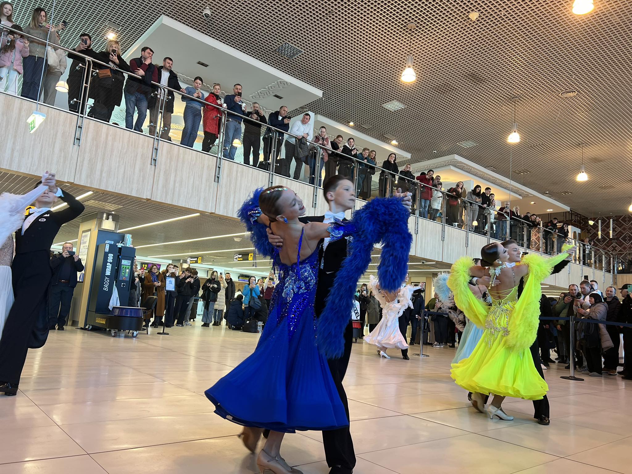 FOTO // „Pe aripi de vals” și cu mărțișoare în dar. Pasagerii, întâmpinați festiv pe Aeroportul Internațional din Chișinău