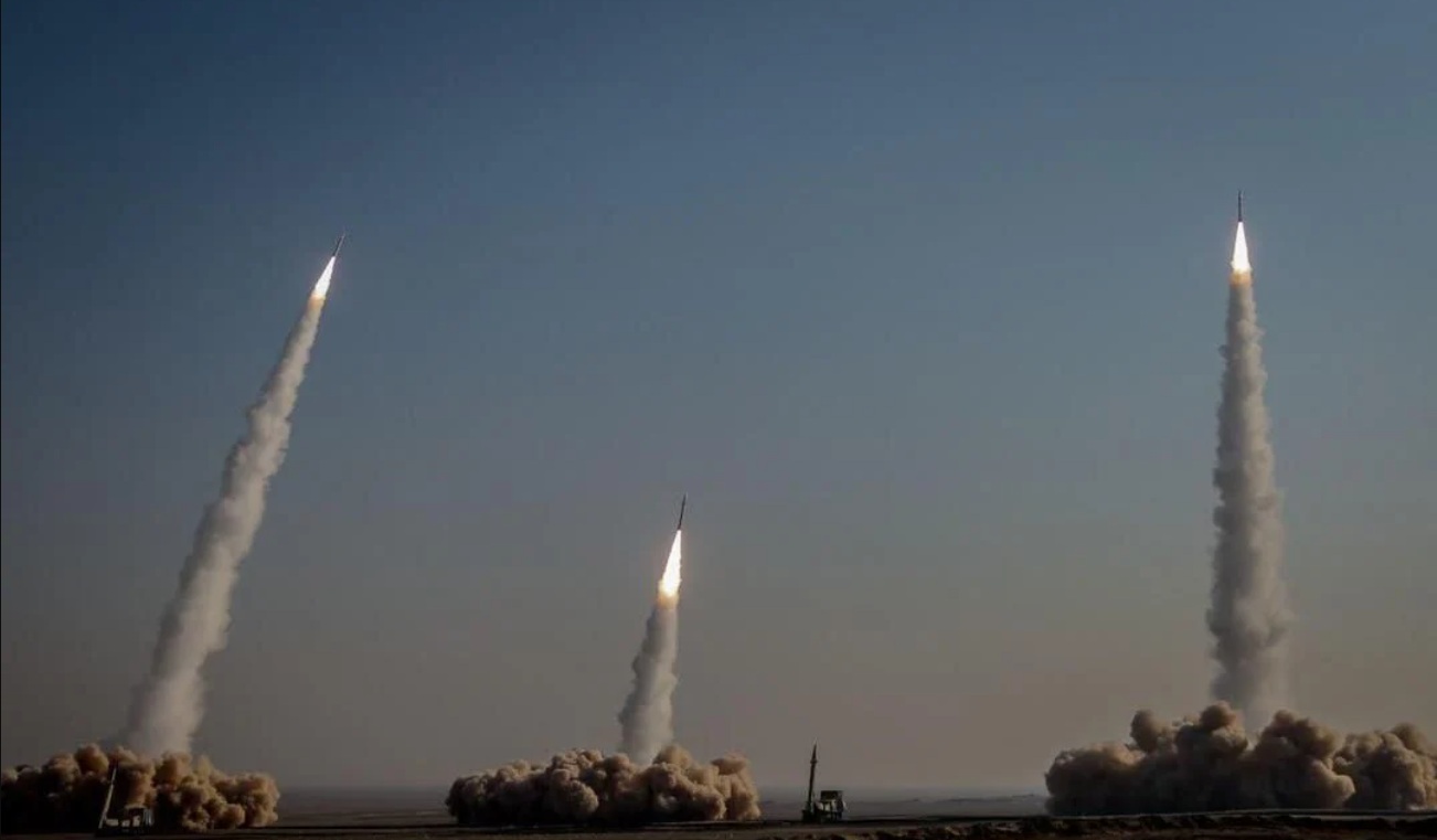 Rachete iraniene, lansate în direcția Europei. Două proiectile ar fi fost trimise spre Cipru, unde se află baze britanice