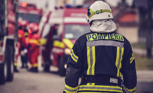 Incendiu în capitală. O persoană blocată în apartament, salvată de către pompieri