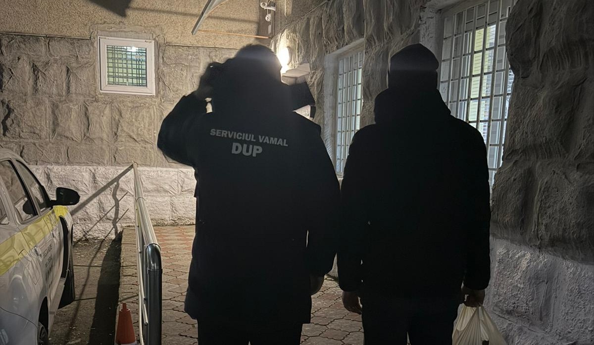 VIDEO // Captură uriașă de țigări de contrabandă la Postul Vamal Lipcani–Rădăuți Prut. Un polițist de frontieră și un vameș, reținuți