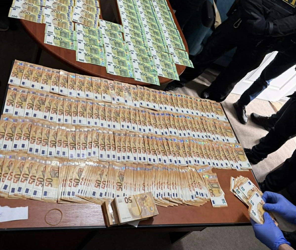 Au primit 40 de mii de euro pentru a „aranja” o decizie în instanță. Patru persoane, reținute în flagrant