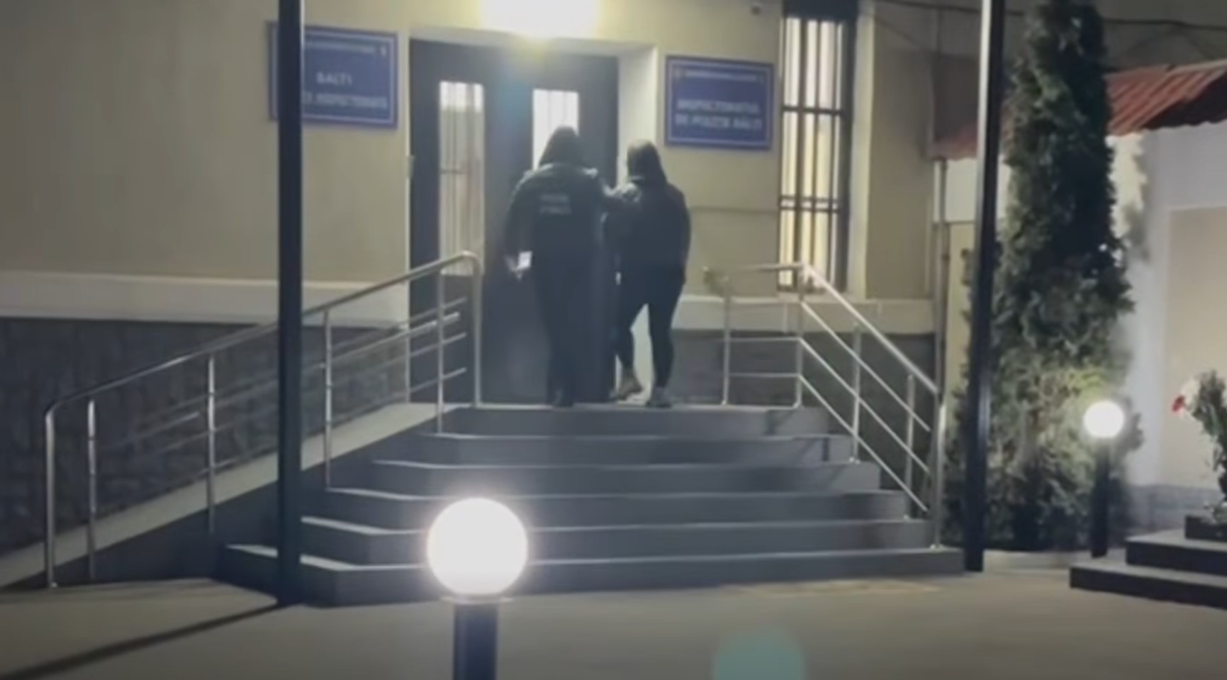 VIDEO // Un pensionar din Bălți, victima unui grup de escroci. O femeie, reținută