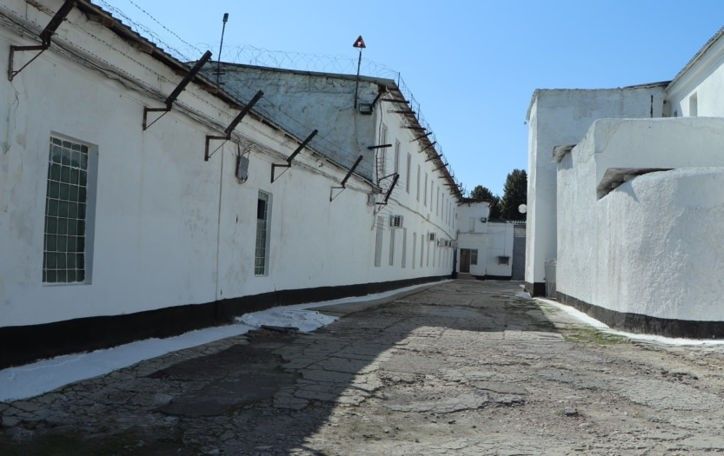 Individul care acum patru zile a ucis un om al străzii și a atacat polițiștii, trimis în izolator