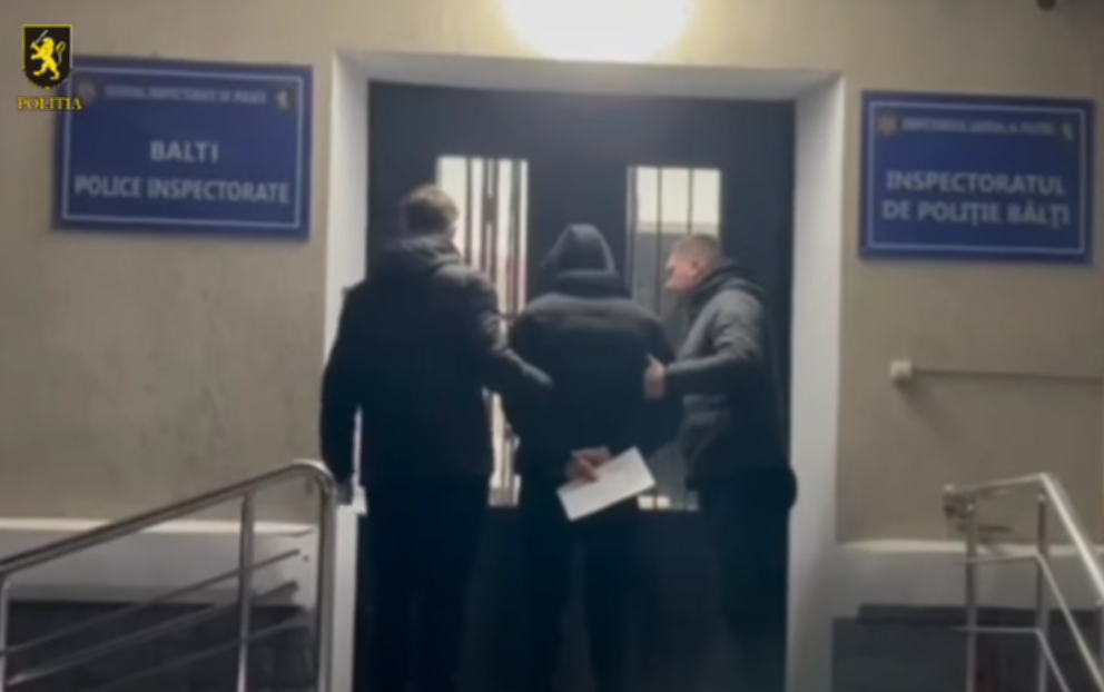 VIDEO // Ar fi încercat să ia un credit, utilizând datele personale ale unei alte persoane. Doi tineri din Bălți, reținuți