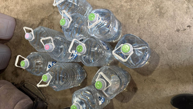 VIDEO // 20 de mii de litri de alcool etilic de contrabandă, depistat într-un tir și un depozit. Șoferul camionului, reținut