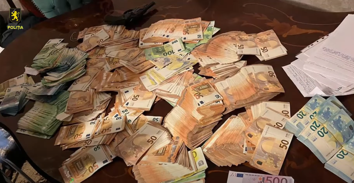 VIDEO // Ar fi furat peste un milion de lei dintr-un apartament din Chișinău. O femeie din Sîngerei, reținută