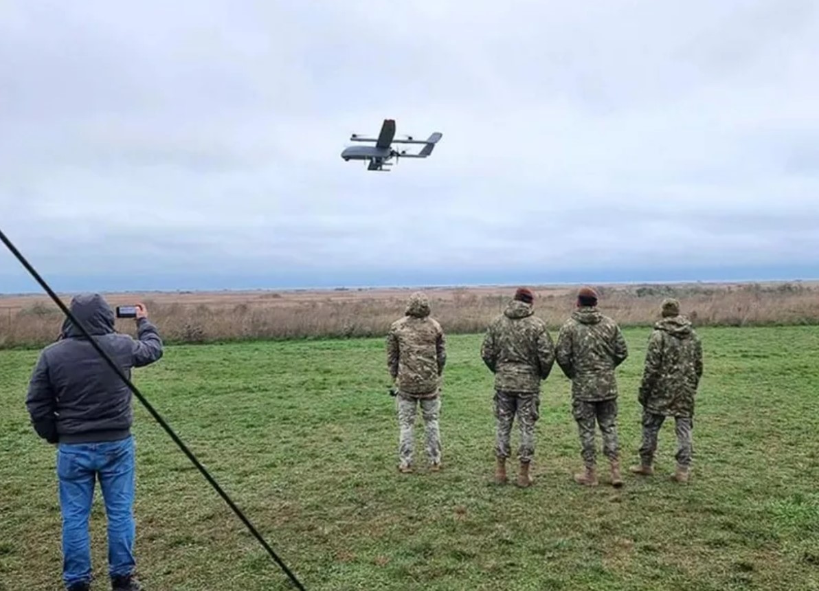 O firmă din România, creată de doi moldoveni, a făcut un sistem de apărare inteligent împotriva dronelor de război
