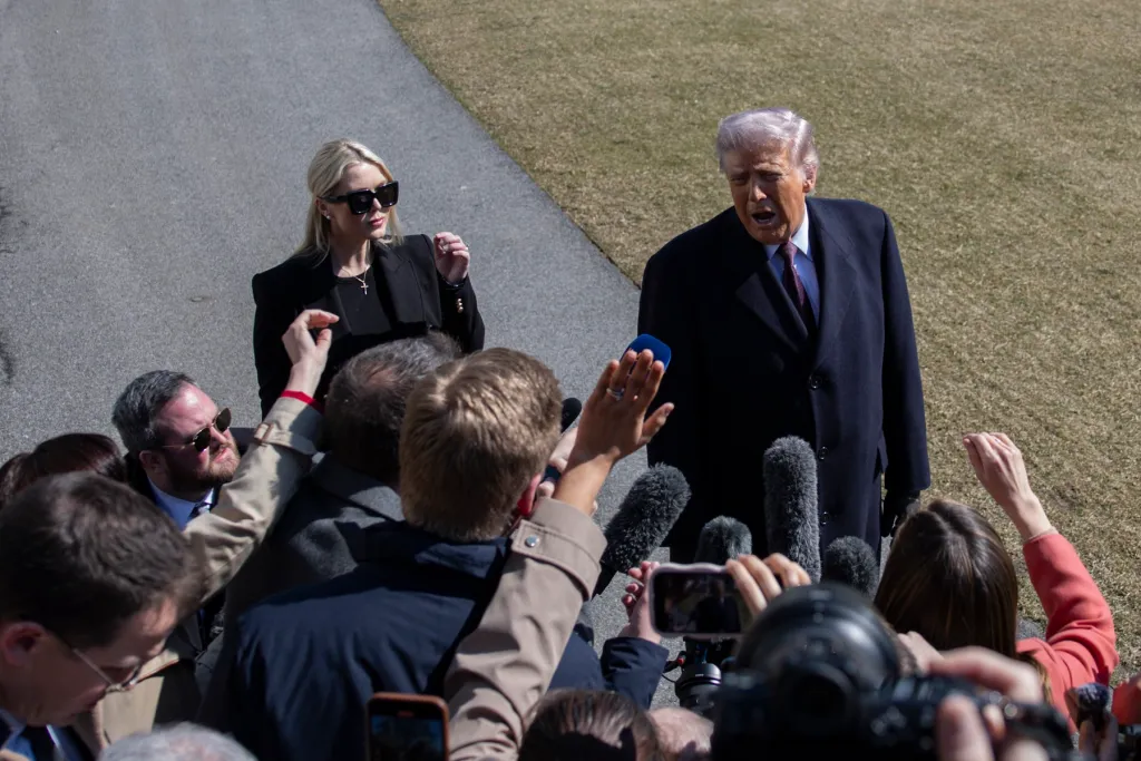 Donald Trump, acuzat de agresiune sexuală în noi documente din dosarul Epstein. Reacția Casei Albe