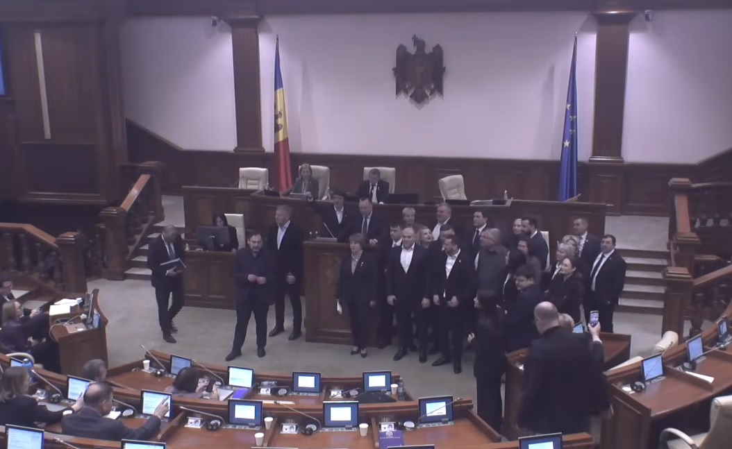 Numirea a doi membri în Comisia de Vetting al procurorilor, votată cu scandal în Parlament. Opoziția a blocat tribuna