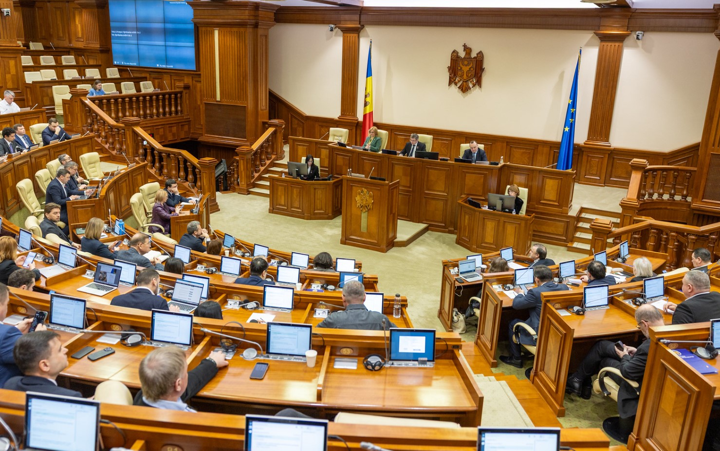 Record în Parlament: 40 din cei 101 deputați sunt femei