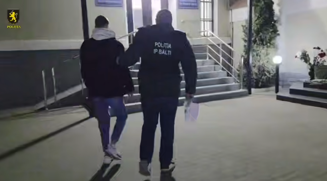 VIDEO // Ar fi înșelat un bărbat de sute de mii de lei. Doi tineri din Bălți, arestați pentru escrocherie