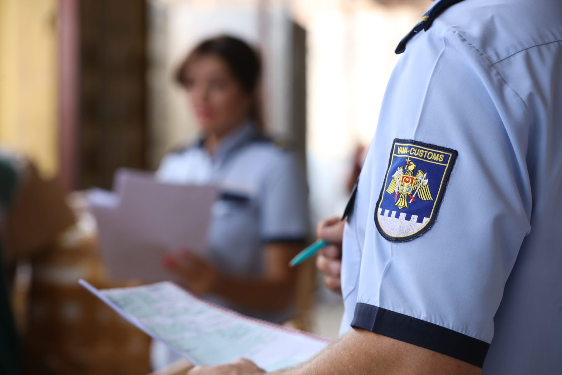 FOTO // Colete ilegale trimise spre Azerbaijan. Zeci de fiole cu anabolizante, ridicate la Aeroport
