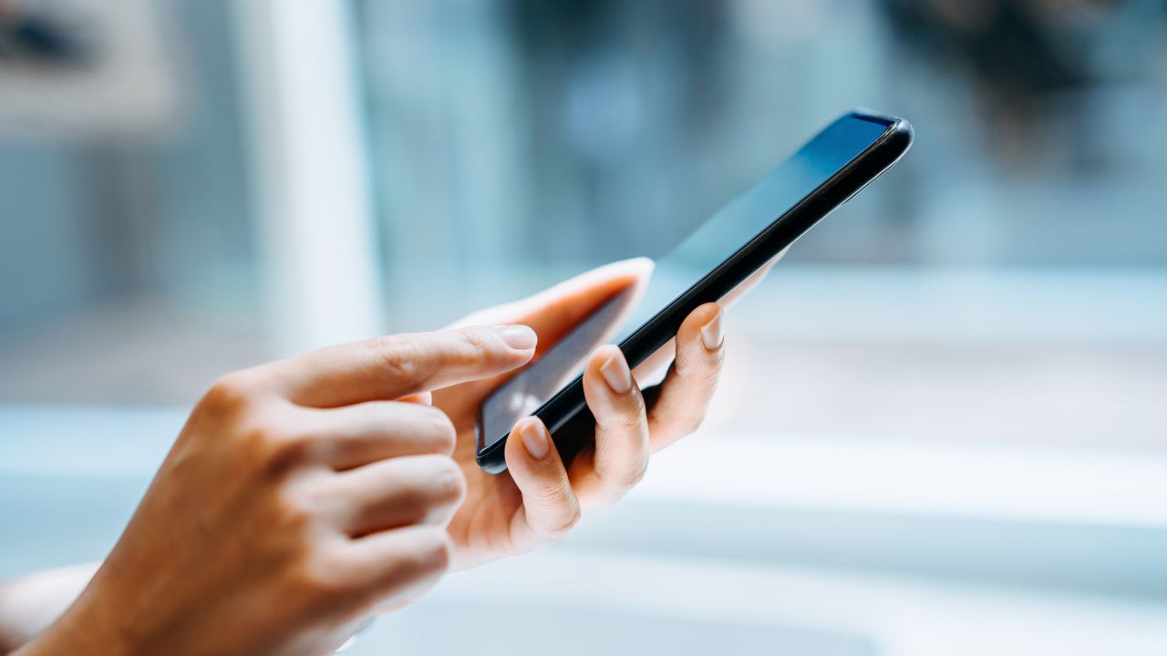 Schimbare majoră pentru utilizatorii de telefonie mobilă: cartelele SIM vor fi vândute doar cu act de identitate