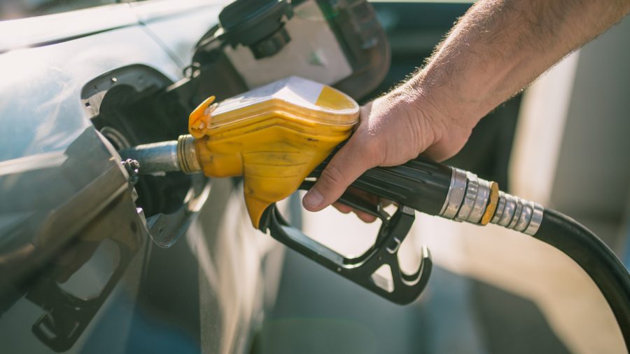 Autoritățile analizează mecanisme pentru a tempera creșterea prețurilor la carburanți