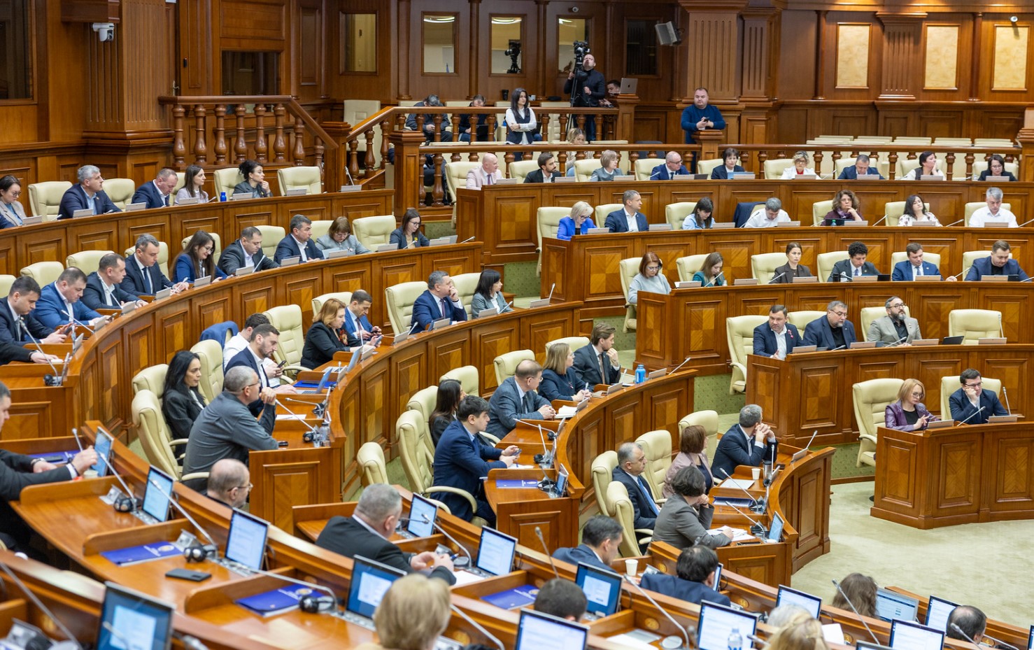 Sondaj: Cinci partide ar accede în viitorul Parlament