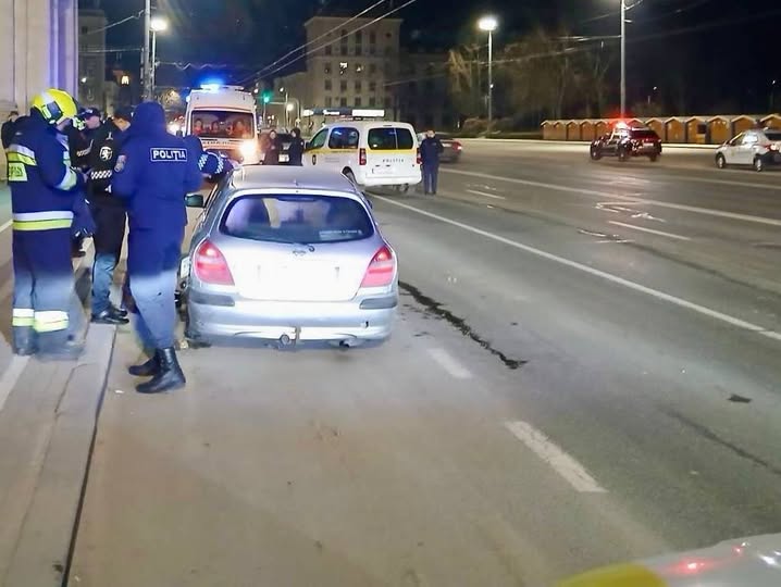 Viteză excesivă, amenințări cu un obiect ascuțit și un copil încuiat în mașinǎ. Un bărbat, reținut în capitală