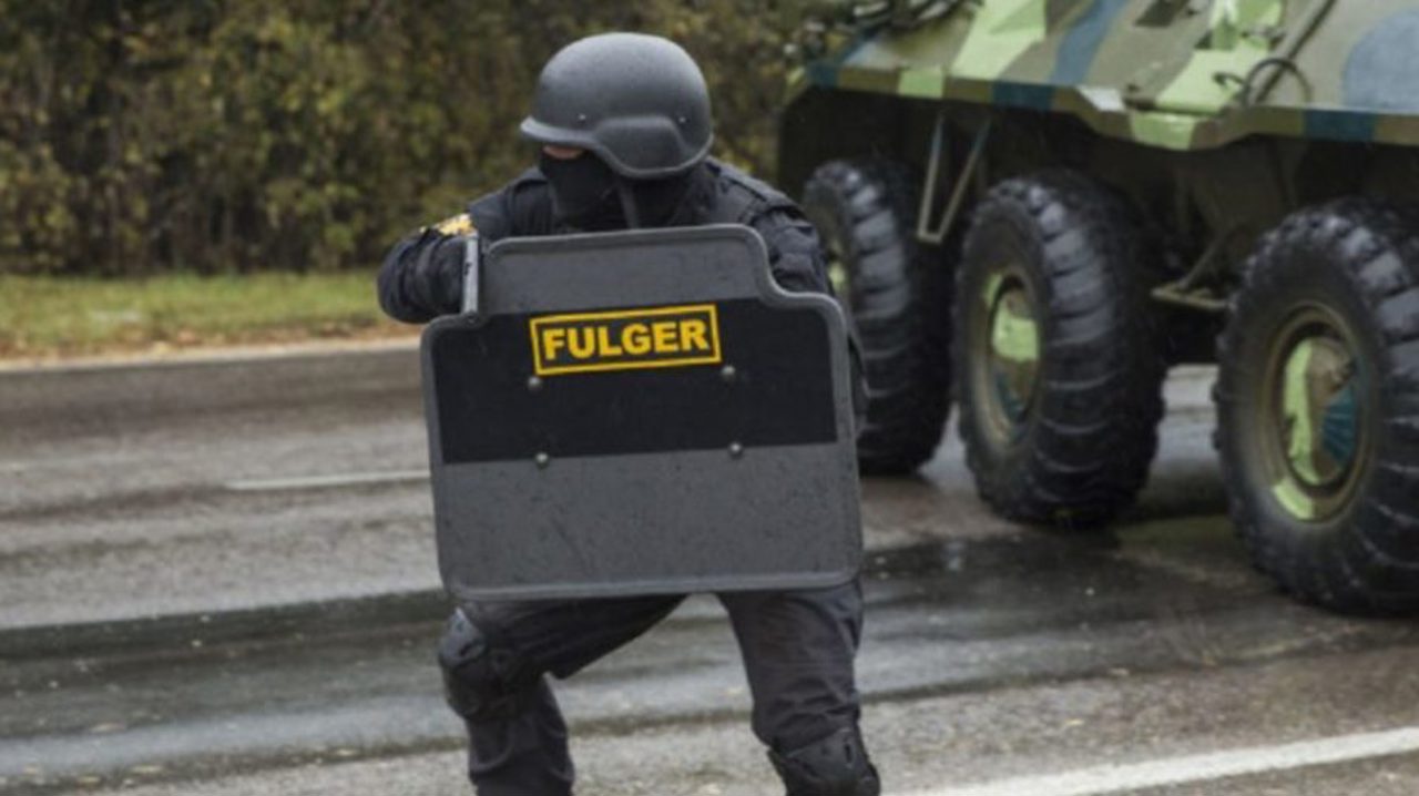 Blindate și mascați pe străzile din Ungheni! Exercițiu comun al forțelor speciale din R. Moldova și România