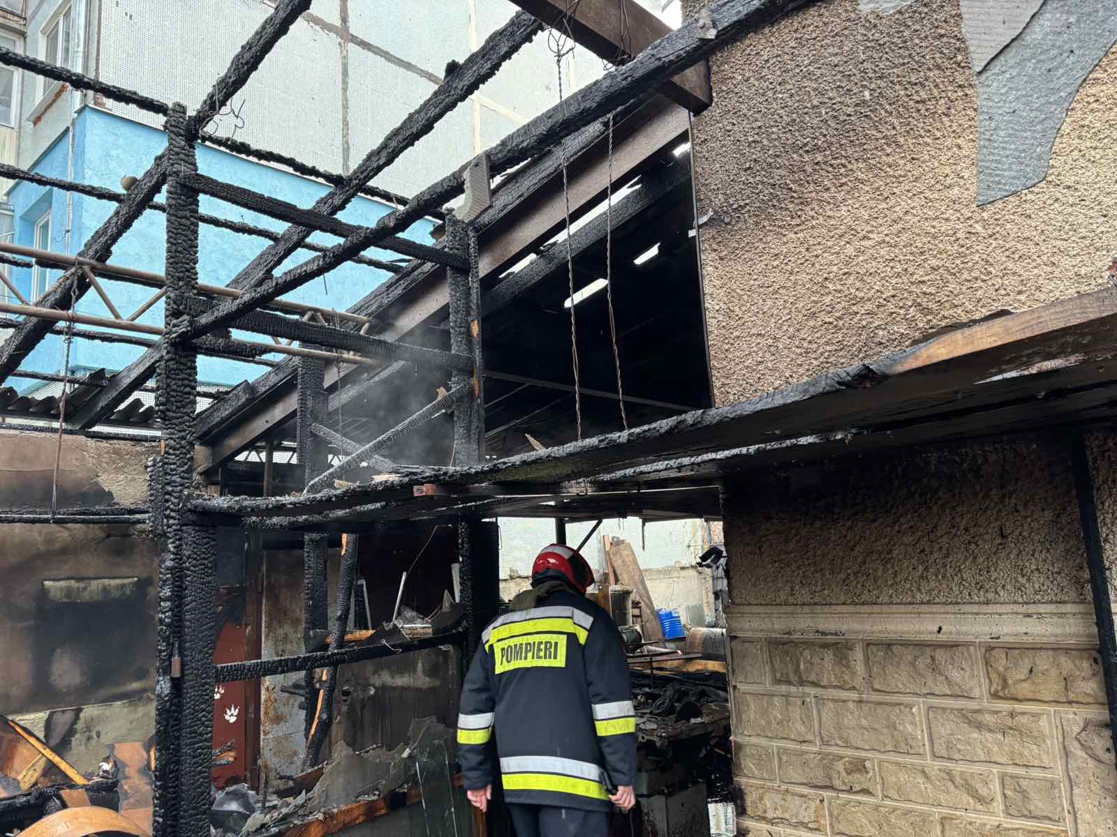 FOTO // Incendiu de proporții, stins de pompieri la Bălți. Flăcările au mistuit un depozit de lemne