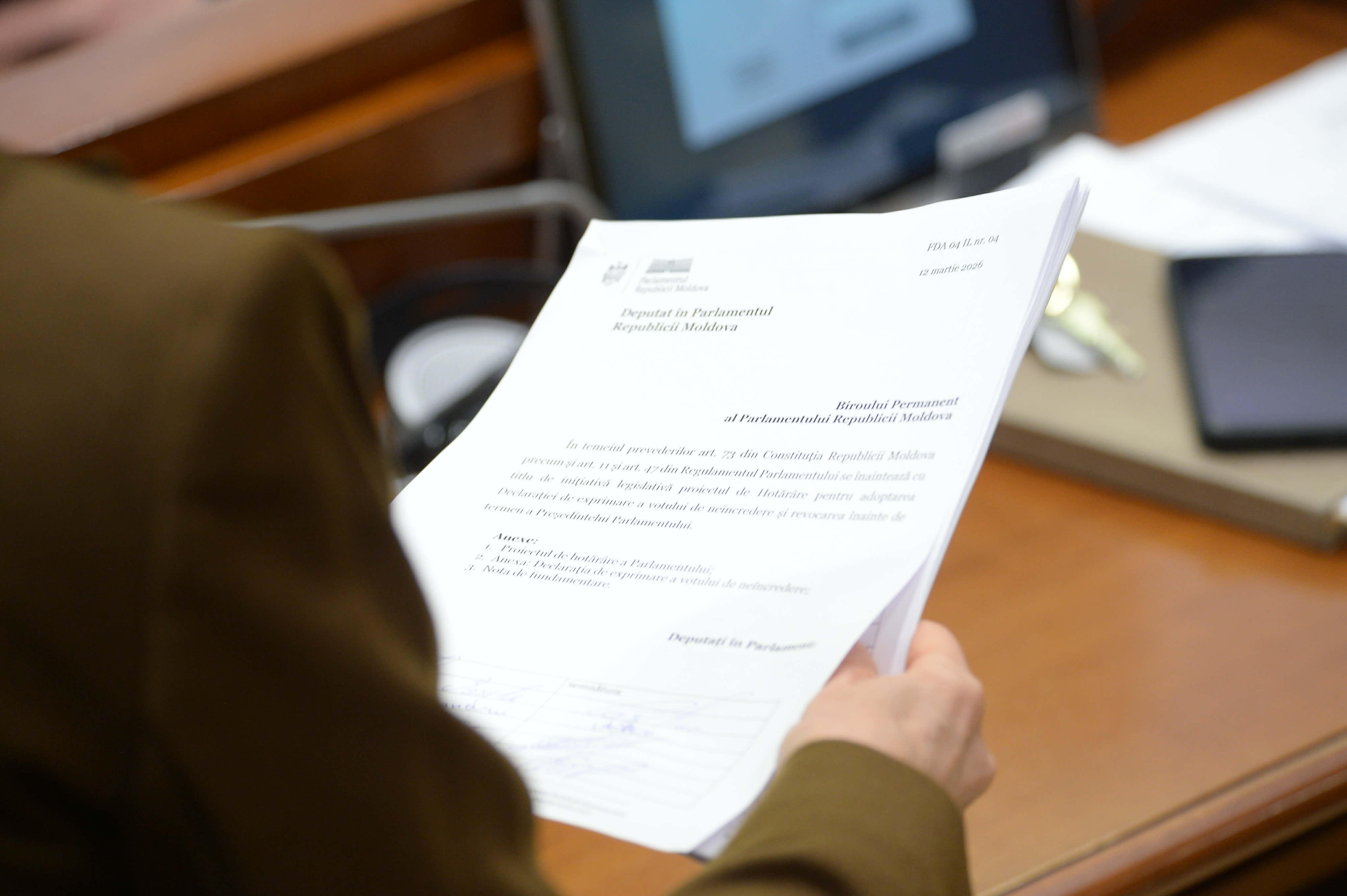 FOTO // Opoziția vrea „capul” lui Grosu. Cererea de revocare a președintelui Parlamentului, semnată de mai mulți deputați