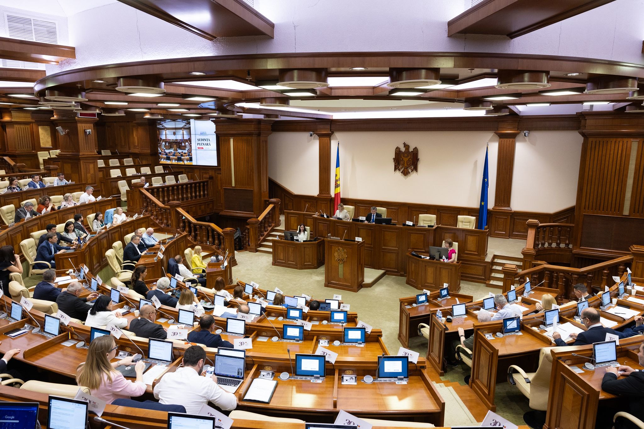 Dispute în Parlament după apariția petelor de petrol pe Nistru. Opoziția a cerut audieri
